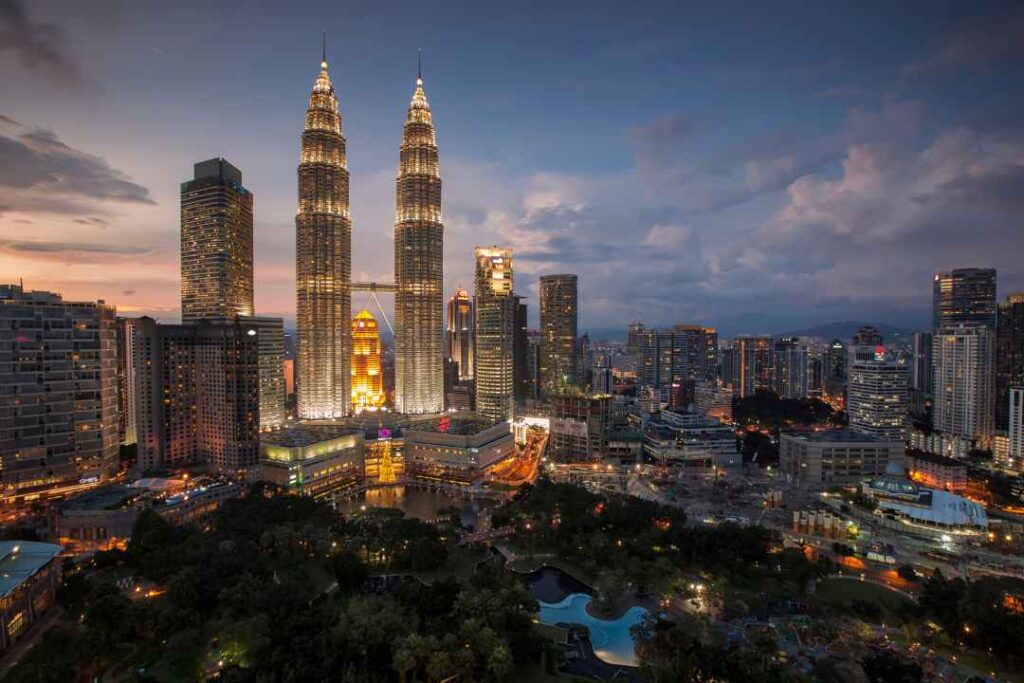 Paket Tour Malaysia murah dengan fasilitas premium dari Adyatamatour