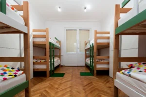 Panduan Menginap di Hostel: Tips Nyaman dan Aman untuk Pemula