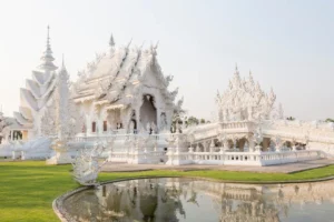 7 Tata Krama Mengunjungi Tempat Ibadah Saat Traveling