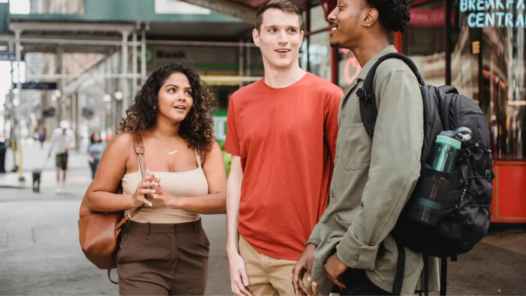 6 Tips Ngobrol Sama Lokal Meski Gak Bisa Bahasa Mereka