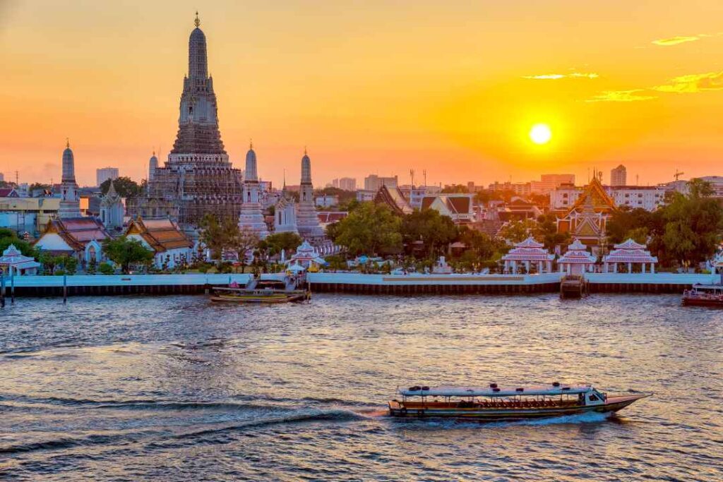 Wat Arun atau The Temple of Dawn kuil indah di tepi sungai chao phraya