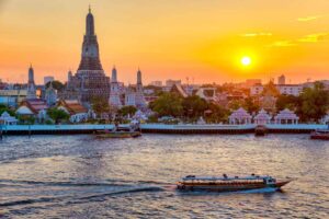 Wat Arun atau The Temple of Dawn kuil indah di tepi sungai chao phraya