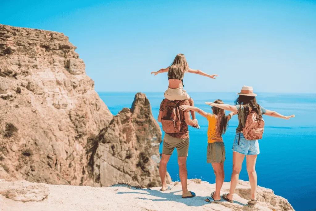 Seorang wisatawan sedang menikmati liburan bersama Adyatama Tour, tersenyum di depan destinasi populer dengan suasana perjalanan yang menyenangkan.