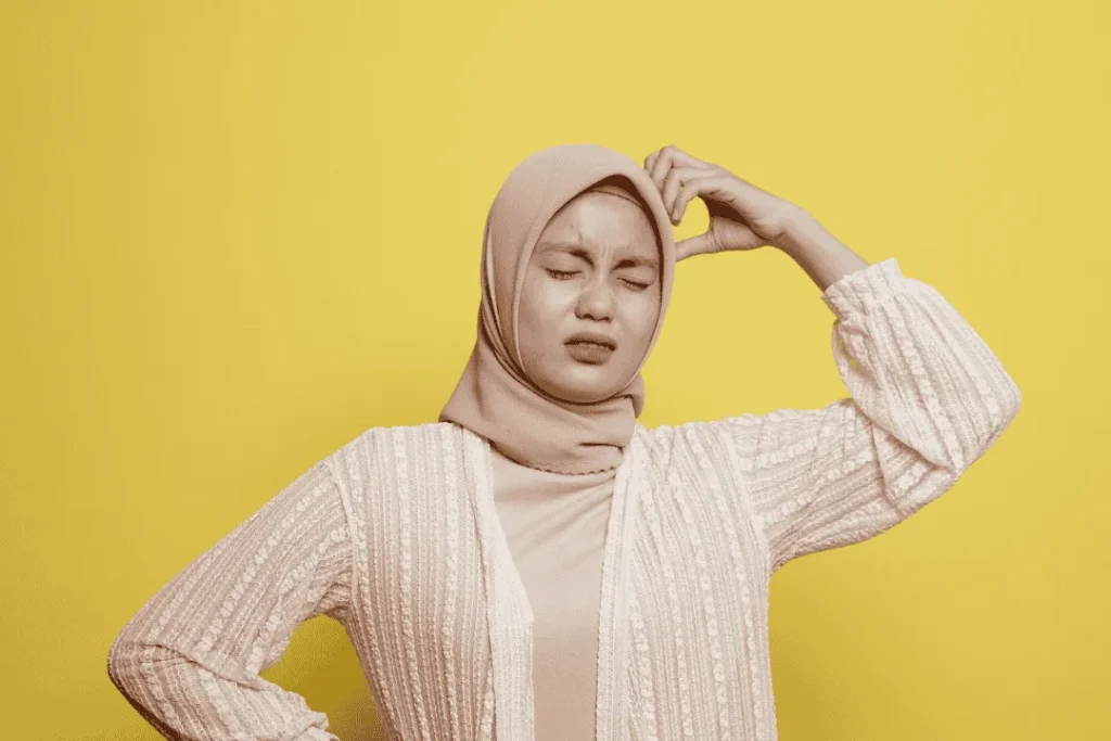 Seorang wanita sedang pusing mempersiapkan liburan, liburan nyaman tanpa pusing beareng adyatamatour