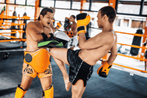 Dua petarung sedang sparing Muay Thai di Bangkok, seni bela diri tradisional Thailand yang dikenal sebagai The Art of Eight Limbs.