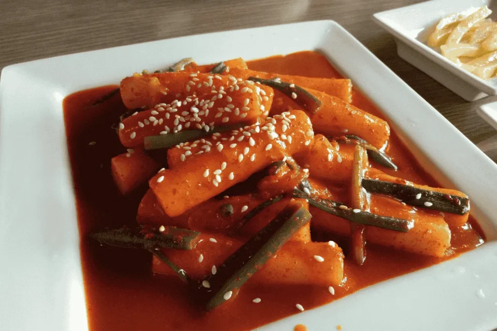 Street food halal Korea seperti tteokbokki di Myeongdong.