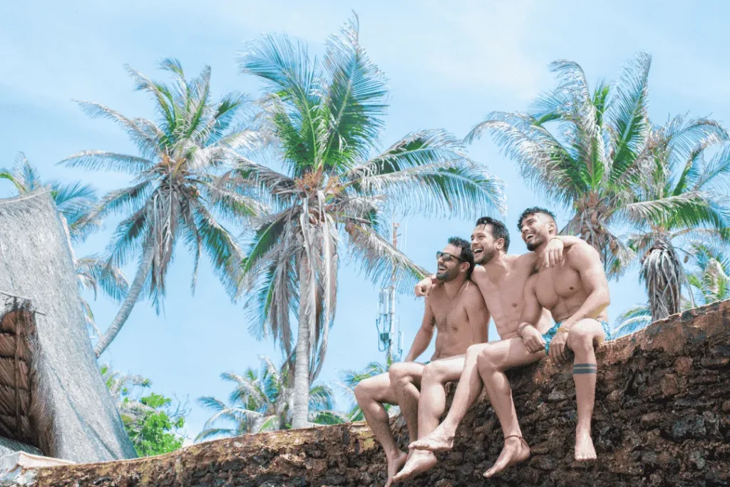 Seorang pria tersenyum bahagia menikmati liburan setelah lepas dari rutinitas kerja.