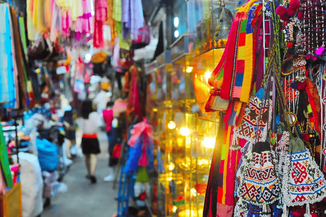 Suasana ramai di Chatuchak Weekend Market Bangkok, pasar tradisional terbesar di Thailand dengan ribuan kios