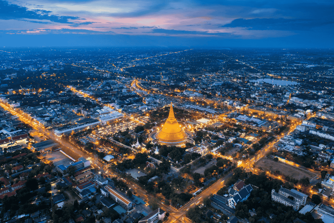 wisata malam di Thailand yang penuh warna, mulai dari pasar malam hingga hiburan modern. Temukan pengalaman seru dan kuliner khas Thailand di malam hari.
