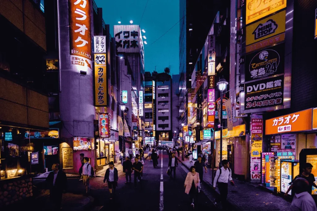 Suasana malam di Tokyo dengan lampu neon dan keramaian jalanan bersama Adyatama Tour