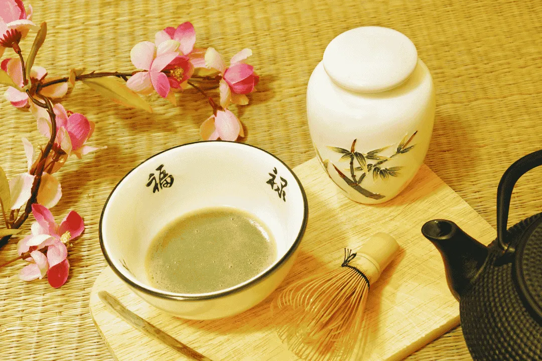 Cangkir matcha dalam upacara budaya minum teh di Jepan