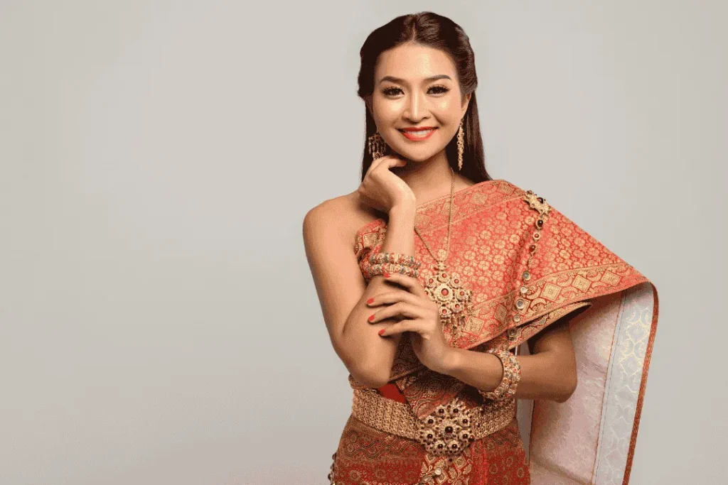 Wanita Thailand memakai pakaian tradisional Chut Thai dengan kain sutra berwarna cerah