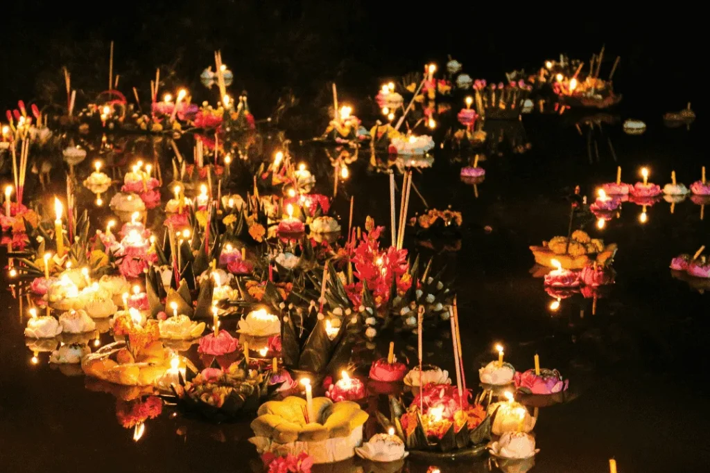 Festival Loy Krathong di Thailand dengan ribuan Krathong mengapung dan lampion terbang di langit malam