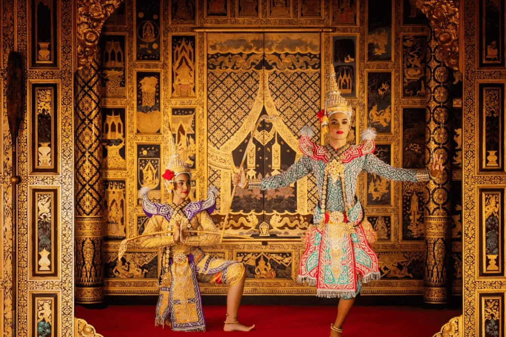 Penari Khon Thailand dengan kostum tradisional dan topeng megah dalam pertunjukan klasik