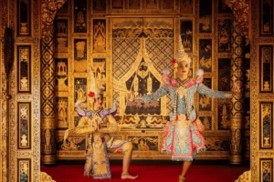 Penari Khon Thailand dengan kostum tradisional dan topeng megah dalam pertunjukan klasik