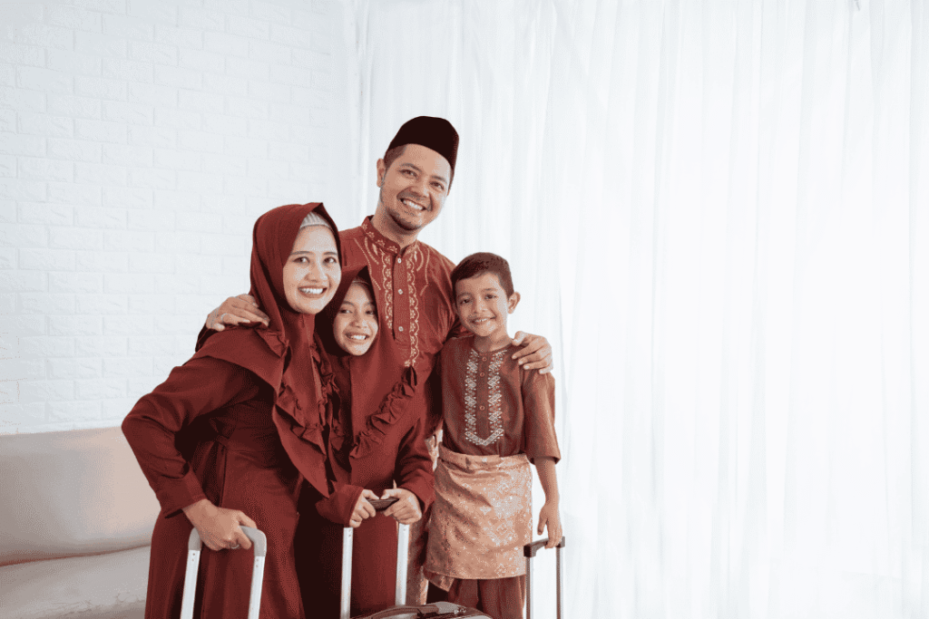 Keluarga Muslim sedang mempersiapkan kebutuhan untuk liburan