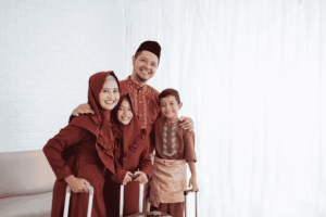 Keluarga Muslim sedang mempersiapkan kebutuhan untuk liburan