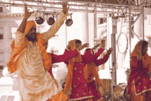 Orang orang menari bahagia saat festival di india