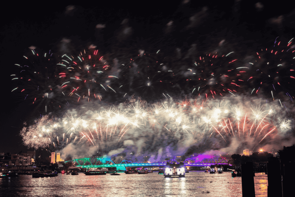 Pemandangan Wat Arun bercahaya di malam hari selama Festival Vijit Chao Phraya