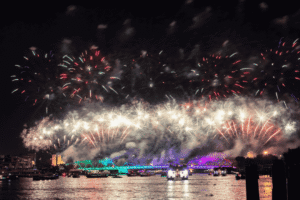 Pemandangan Wat Arun bercahaya di malam hari selama Festival Vijit Chao Phraya