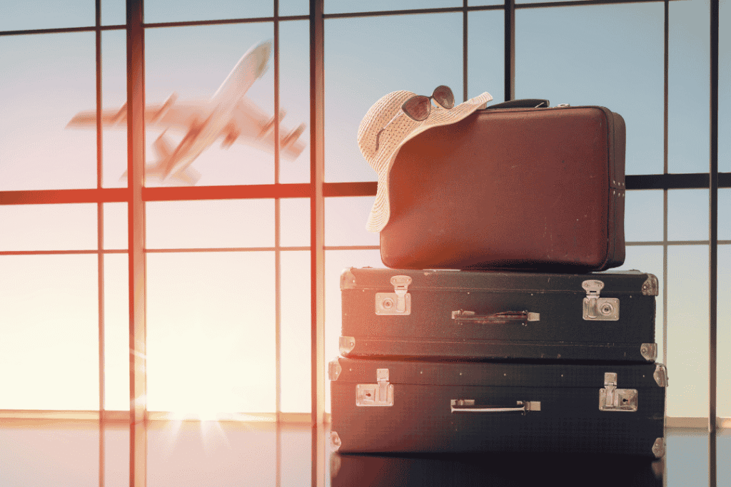 Koper bertumpuk yang bersiap dengan travel hack tiktok 2026