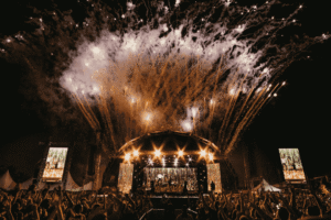 Suasana meriah perayaan festifal awal tahun dengan tembakan kembang api