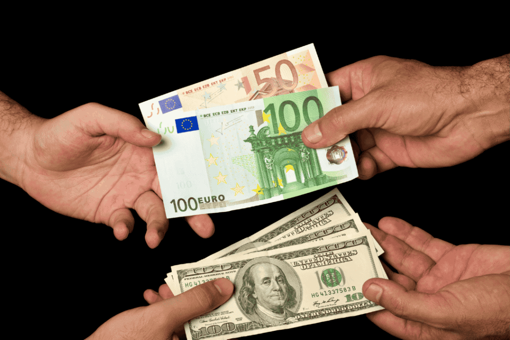 Traveler menukar uang dolar dengan uang lokal di destinasi Asia dengan kurs bersahabat