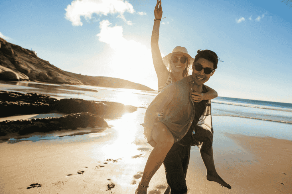 Traveler bermain di tepi pantai Asia Tenggara saat liburan singkat microcation