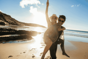 Traveler bermain di tepi pantai Asia Tenggara saat liburan singkat microcation