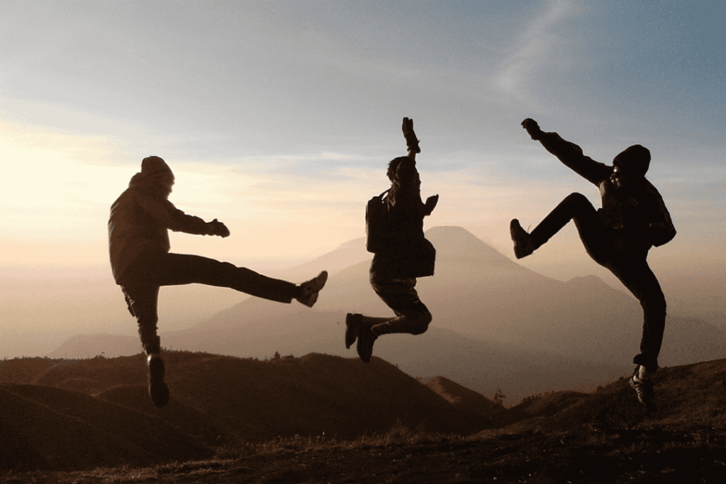 Traveler lompat gembira di gunung Asia Tenggara saat liburan singkat microcation