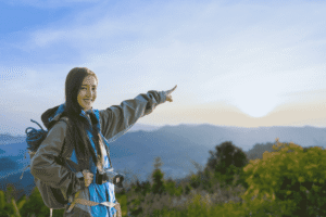 Seorang wanita yang merasa aman dan nyaman karena telah membaca panduan aman membawa gadget saat bepergian ke luar negeri dan membeli paket wisata dari adyatama tour