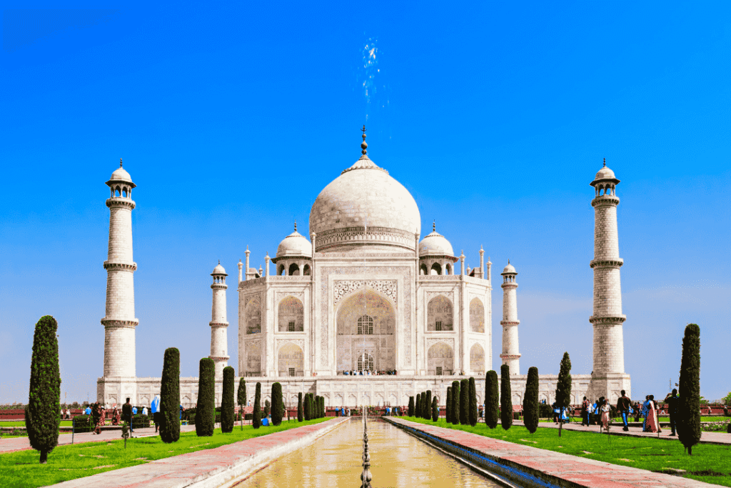 Gambar pemandangan Taj Mahal di Agra sebagai ikon Golden Triangle India.