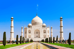 Gambar pemandangan Taj Mahal di Agra sebagai ikon Golden Triangle India.