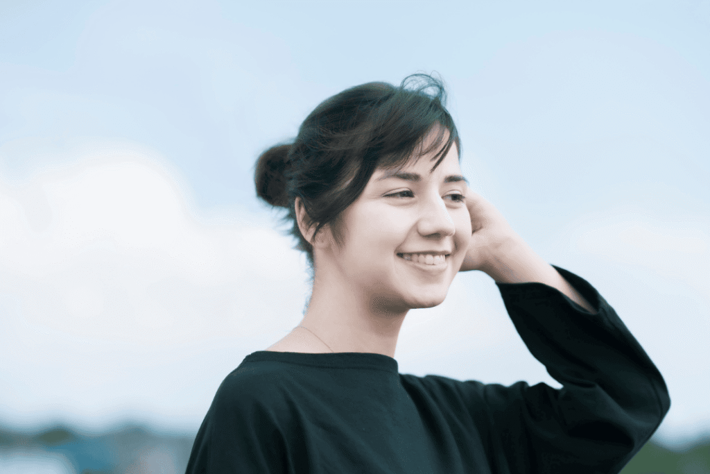 Traveler berjalan  dan tersasar namun tetap tersenyum bahagia  menikmati momen tersesat saat liburan.