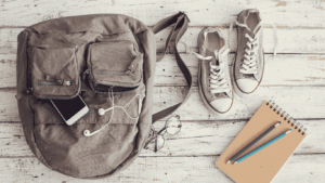 Ransel travel berwarna abu dengan banyak kompartemen