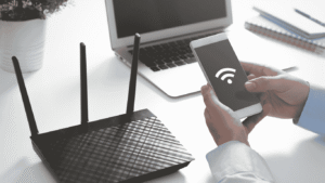 Traveler menggunakan laptop di kafe bandara yang menawarkan WiFi publik.