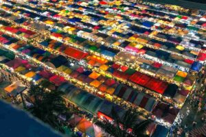 suasana pasar tradisional asia tenggara dengan pedagang dan pembeli sedang tawar-menawar