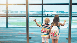 Dua orang anak sedang menatao pesawat sembari menunggu take off