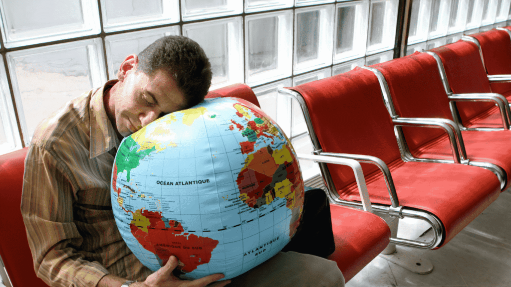 Traveler memeluk globe ilustrasi jet lag karena perbedaan waktu antar negara