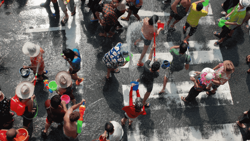 Keseuran main air di songkran festival