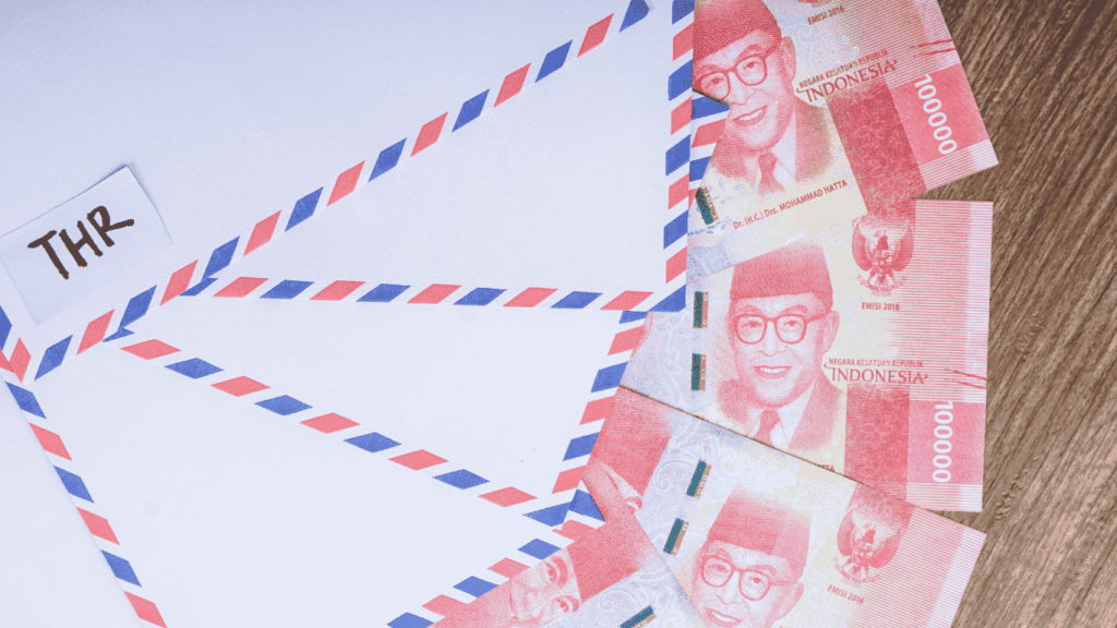 Pakai uang THR untuk liburan