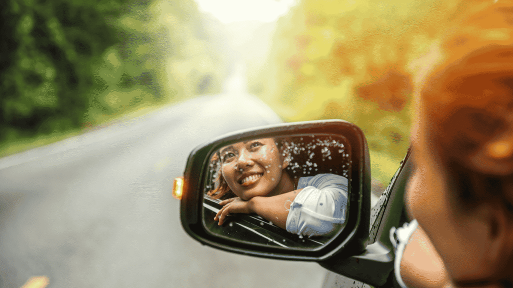 wanita sedang bahagia karena bisa liburan 