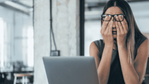 seorang wanita stress karena terlalu banyak bekerja