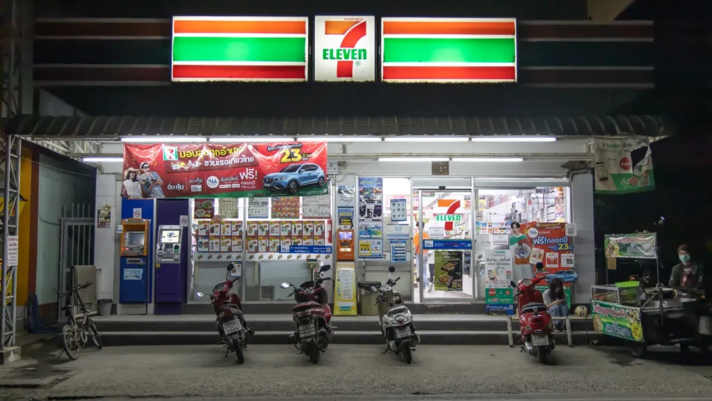 Kenapa 7-Eleven Thailand sangat populer? Simak 7 alasan yang membuat minimarket ini selalu jadi destinasi wajib wisatawan Indonesia.